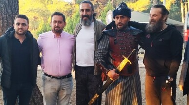 Diriliş Ertuğrul oyuncusu kılıçla döner kesti