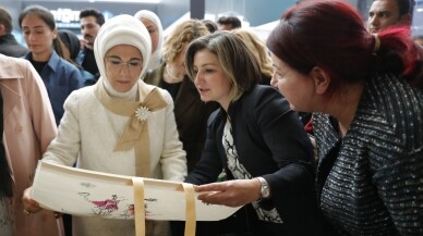 Emine Erdoğan’dan TİDER standındaki bez çantalara ilgi