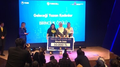 Geleceği Yazan Kadınlar ödüllerini Emine Erdoğan’ın elinden aldı