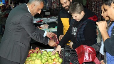 (Özel) Pazar tezgahında ürün satan otizmli bireylerin mutlulukları gözlerinden okundu