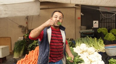 Pazarcılar çıkan haberlere çiğ ıspanak yiyerek tepki gösterdi