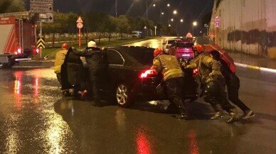 Sağanak sonrası yollar göle döndü, araçlar yolda mahsur kaldı