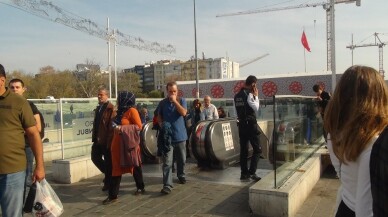 Taksim Metro İstasyonu merdivenlerinde yangın paniği