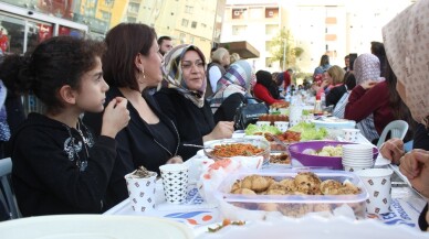 Vatandaşlar kendi yaptıkları yemekleri komşularıyla paylaştı