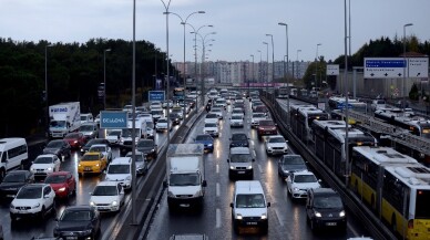 Yağmur sonrası metrobüslerde yoğunluk oluştu