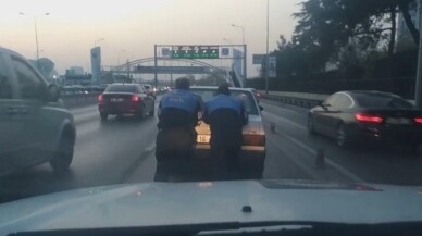 Yoğun trafikte yolda kalan otomobili zabıtalar kurtardı