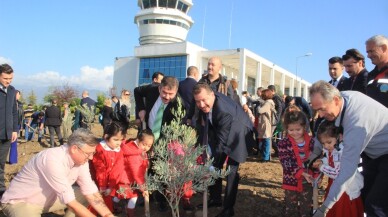 Zeytin fidanları Koca Seyit Havalimanı’nda toprakla buluştu