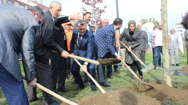 Zeytinburnu’nda ‘Geleceğe Nefes’ için ağaç dikildi