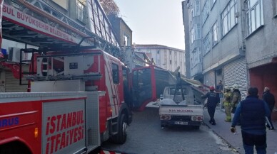 Baba ve çocuğu uçan çatının altında kalmaktan saniyelerle kurtuldu