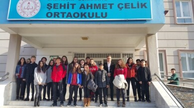 Burhaniye’de liseli gençler ortaokul öğrencilerine sınav desteği verdi