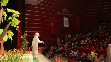 Çocuklar ‘Abur Cubur Tavşan’ ile eğlendi