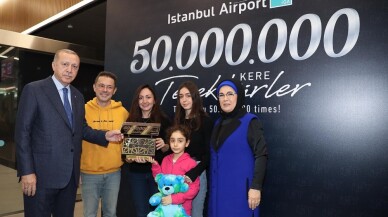 Cumhurbaşkanı Erdoğan 50 milyonuncu yolcuya plaket verdi