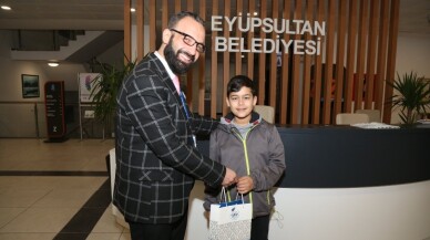 Eyüpsultan Belediyesinden çocuklara sürpriz kitap hediyesi