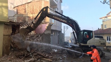 Gemlik Belediyesi’nden metruk bina temizliği