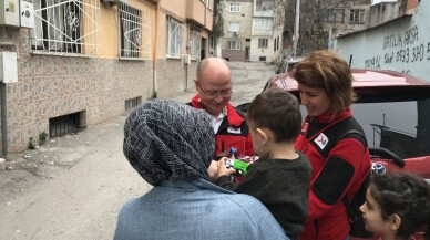 Hayırseverlerin yardımları Türk Kızılayı ile ihtiyaç sahiplerine ulaşıyor