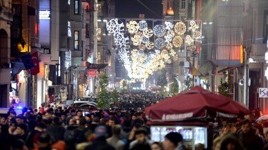 İstiklal Caddesi’ndeki yoğunluk fotoğraf karelerine yansıdı