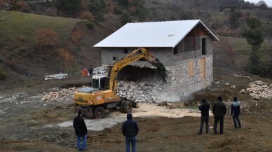 Kaçak villa yıkıldı