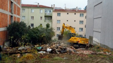 Mudanya’da tehlike oluşturan evler yıkılıyor