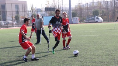 Öğrenciler ve ampute takımı futbol maçı yaptı