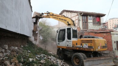 Osmangazi’de bir evin kaçak bölümü yıkıldı