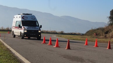 Piste çıkan ambulanslar, yarış arabalarına taş çıkarttı