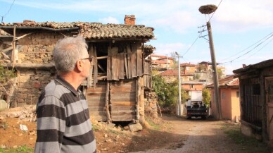 Profesör leylek yuvalarını temizledi