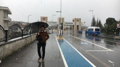 Sakarya Üniversitesi Kampüsü’nde mevsimin ilk karı yağdı