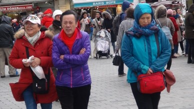 Taksim’deki şiddetli rüzgar vatandaşlara zor anlar yaşattı