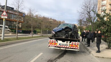 Ümraniye’de aydınlatma direğine çarpan araç takla attı