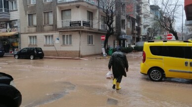 Bandırma-Erdek yolu yağıştan dolayı ulaşıma kapandı