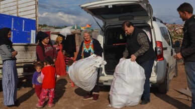 Barakalarda yaşayan çocukları unutmadılar