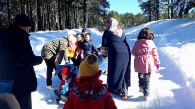 Burhaniyeli öğrenciler kar görmek için Kazdağına gitti