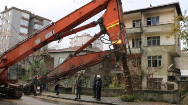 Kartal’da metruk yapıların yıkımı devam ediyor