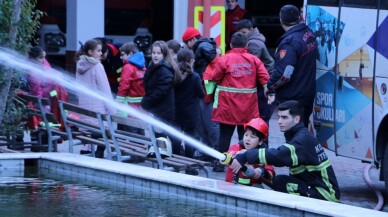 Küçük çocuklara itfaiyeci eğitimi