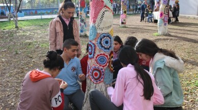 (Özel) Öğrenciler el örgüleriyle ağaçları giydirdi