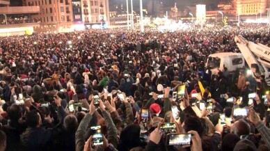 Taksim’de binlerce vatandaş yeni yılı coşkuyla karşıladı