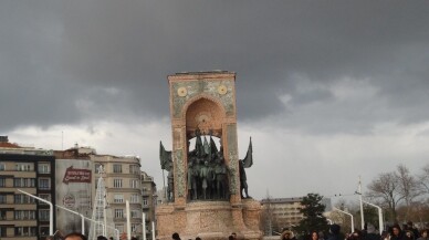 Taksim’de güneş ve dolu yağışı bir arada