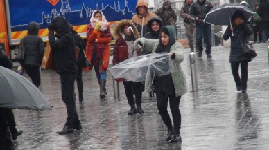 Taksim’de yağmur ve rüzgar vatandaşlara zor anlar yaşattı