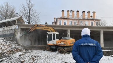 Uludağ’daki restoranın kaçak bölümleri yıkıldı