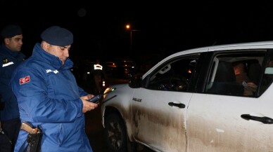 Vali Nayir, yılbaşında uygulama yapan polis ve jandarma ekiplerini ziyaret etti