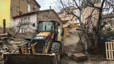 Gemlik'te metruk binalar yıkılıyor