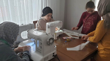 Kocaeli'nde anneler sağlıkçılar için maske ve siperlik üretiyor