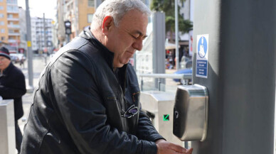 Tramvay istasyonlarına el dezenfektan cihazları takıldı