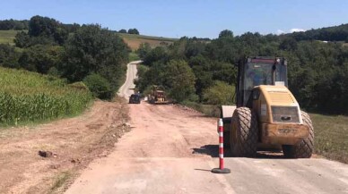 Heyelan nedeni ile bozulan yola anında müdahale