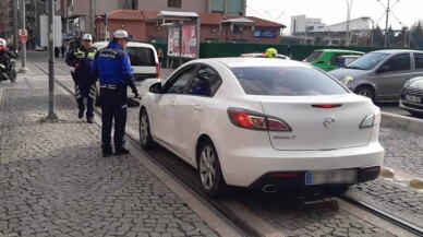 Tramvay yoluna park edilen araçlar çekiliyor