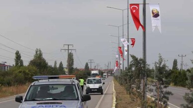 Burhaniye bayraklarla donatıldı