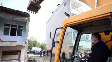 Darıca’daki yıkımda ilk kepçeyi Başkan Büyükakın vurdu