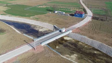 İki ilçeyi birbirine bağlayan köprü trafiğe açıldı