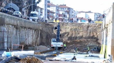 Karamürsel Köprülü Kavşağı’nın prefabrik kiriş montajı yapılıyor