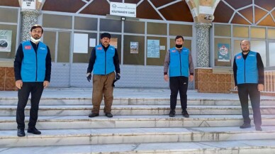 TÜGVA Gönüllüleri Süleymaniye Camii bahçesindeki ağaçları budadı